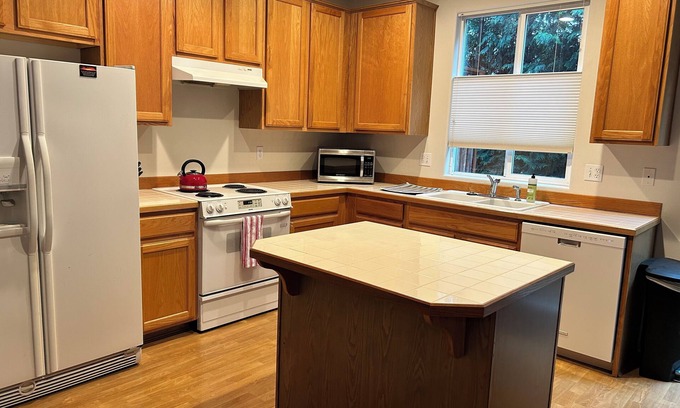 Gresham Casa | Cozy Eastside Townhome in charming East Gresham- 3 Bedroom with AC and WiFi!