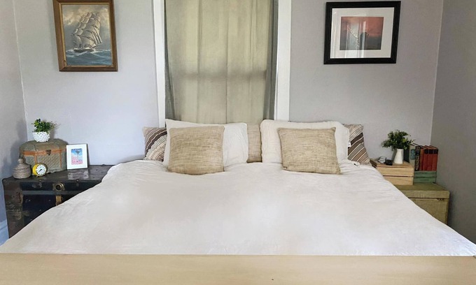 South Hyde Park Apartamento | Cozy, eclectic 2-bedroom in Hyde Park with a balcony, perfect for a KC retreat.
