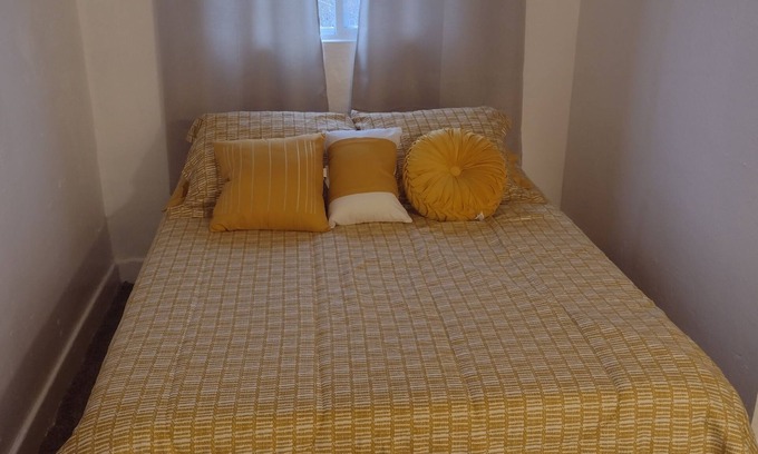 Pittsburgh Apartamento | Cozy Efficiency Apartment. Minutes from downtown Pittsburgh.