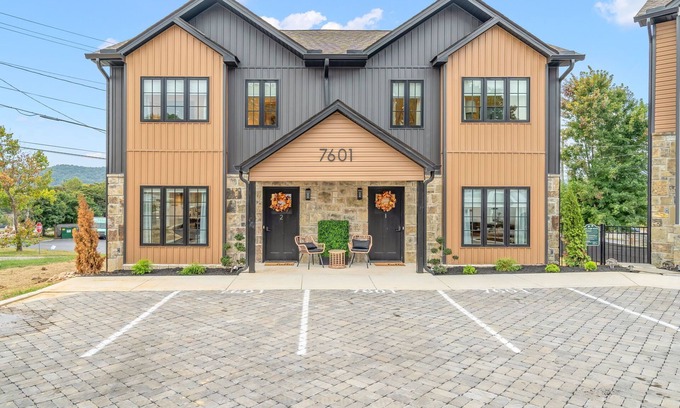 Powell Casa | Cozy, Elegant 3 Bedroom Townhouse with Romantic Vibe