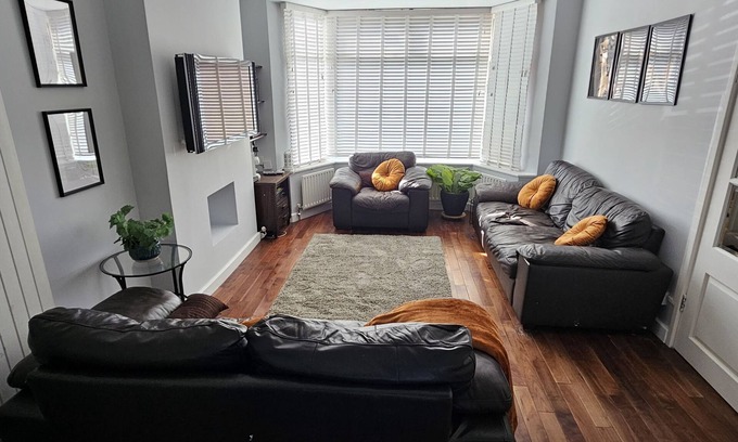 Colindale Casa | Cozy & Elegant 4 Bedroom Home Near Wembley