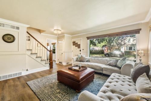 Evanston Casa | Cozy Evanston Villa with cinema and massage sofa
