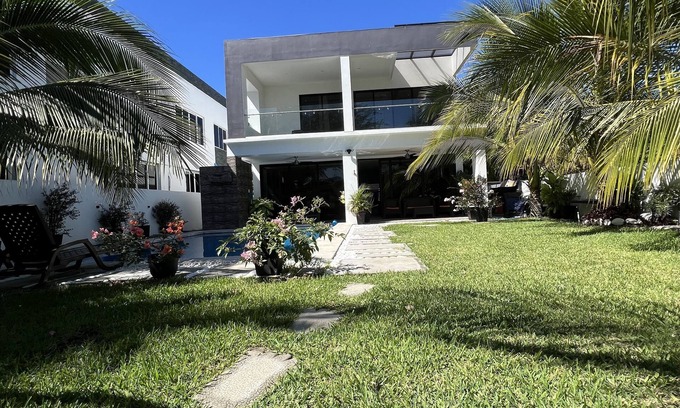 La Libertad Casa | Cozy Family Beach House Pet Friendly