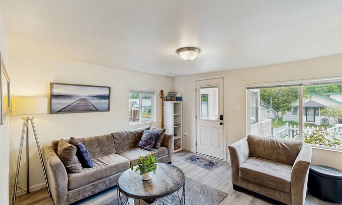 Winchester Bay Casa | Cozy family beach cottage w/ hot tub, deck, WiFi, surfboard-walk to bay, Dogs ok
