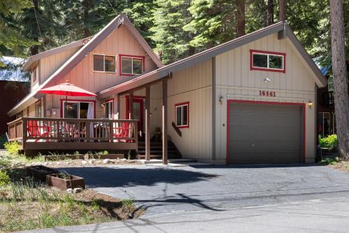 Donner Lake Woods Casa | Cozy Family Cabin by West Beach at Donner Lake