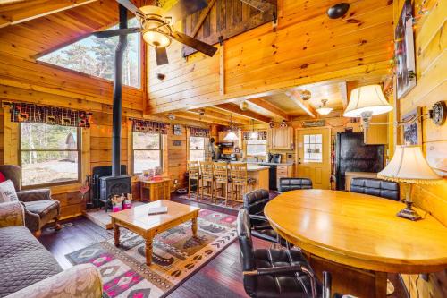 Deep Gap Casa | Cozy Family Cabin with Hot Tub - 10 Mi to App State!