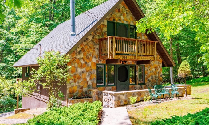 Alpine Lake Cabina | Cozy Family-Friendly Forested Cabin Inside Alpine Lake Resort