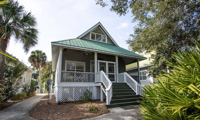 Saint Helena Island Cabaña | Cozy Family Home w/ Golf Course Views & Wifi - Steps to Cabana Club & Marina