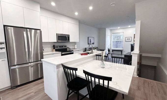 Bridgeland Casa | Cozy Family Home/Downtown Calgary/Free Parking/Enclosed Garage/Pet Friendly