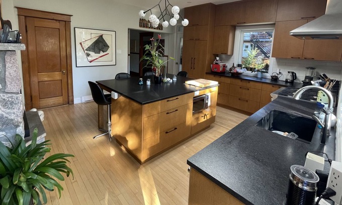 Cote-Des-Neiges—Notre-Dame-De-Grace Casa | Cozy Family Home in Friendly Neighborhood