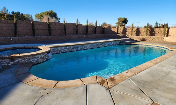 Hesperia Casa | COZY FAMILY HOME WITH A POOL AND SPA