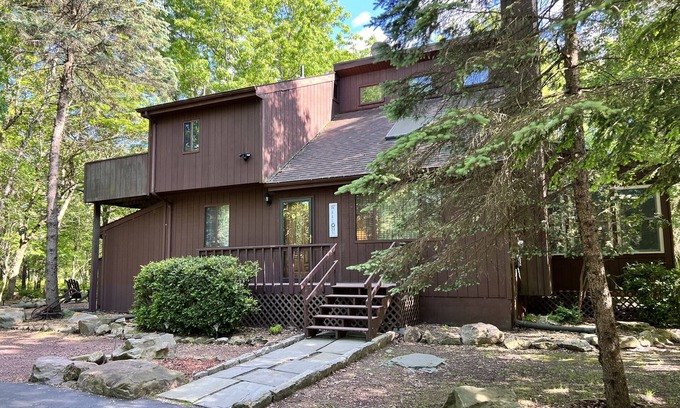 Long Pond Casa | COZY FAMILY HOUSE WITH BIG HOT TUB / DECK / FIRE PIT- 5 MINUTES FROM LAKES!!!