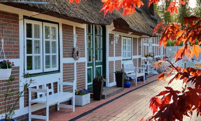 Oberndorf Otro | Cozy family pension with lots of space under thatched roof directly on the dike