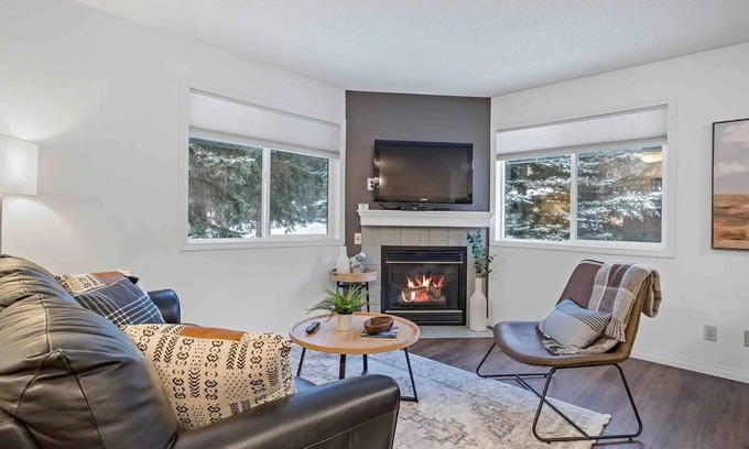 Harvie Heights Condominio | Cozy Family Retreat Banff Gate 2-Story 2-BR Condo with Hot-Tub and Full Kitchen
