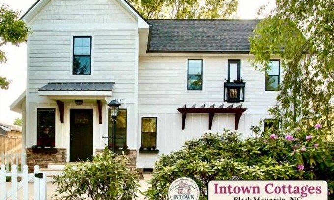 Black Mountain Casa | Cozy Family Retreat w/HT-Sauna Deck & DT Charm