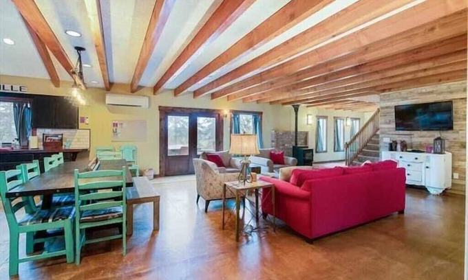 McMinnville Otro | Cozy Farm Stay | Mins to Downtown Mac | Petey the Donkey