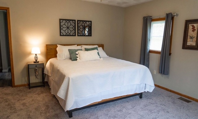 Waynesburg Casa | Cute Farm Stay Close to town 2 King beds Peaceful location