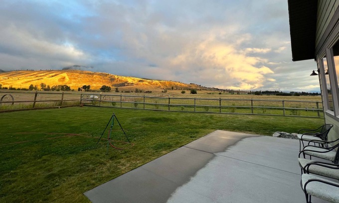 Livingston Otro | Cozy Farmhouse located in the heart of Paradise Valley