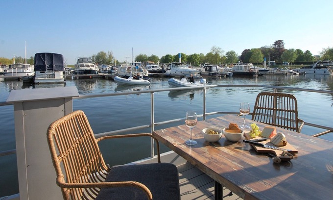 Heugum Alquiler De Eote | Acogedor flotante Boatlodge "Mallorca", Max. 4 pers, 2 habitaciones.