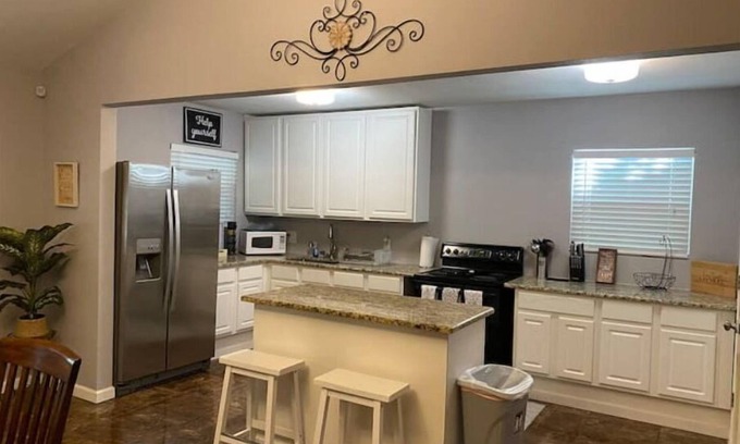 South Arlington Casa | Cozy Four Bedroom Home Arlington TX Entmt District - 10mins to everything!!!