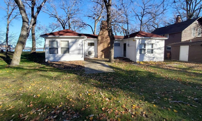 Detroit Lakes Cabina | Cozy Four Bedrooms on Lake Sallie