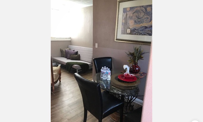 Los Serranos Casa | Acogedora casa de huéspedes de tamaño completo con 2 dormitorios y 1 baño