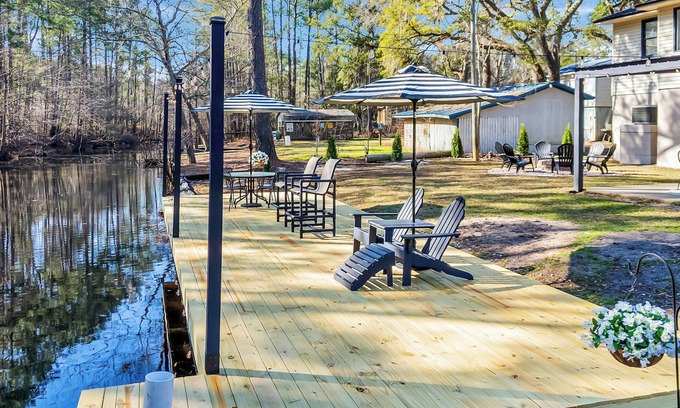 Conway Casa | Cozy & fun getaway on the water near Myrtle Beach!