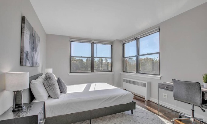East Falls Apartamento | Cozy Furnished 2Br Apartment with Gym, Pool