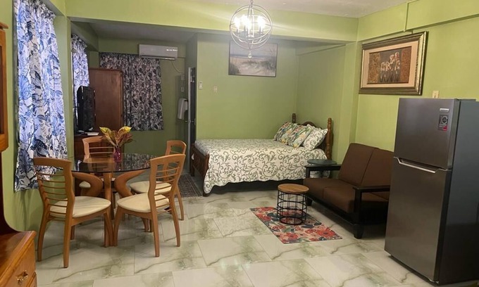 Black Rock Apartamento | Cozy, furnished studio apartments. 5 minutes walking distance from the beach