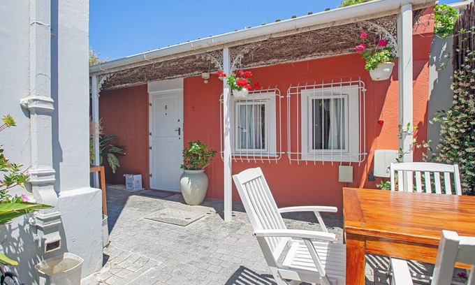 Cape Town Cabaña | Cozy Garden cottage, adjoining courtyard garden, private entrance