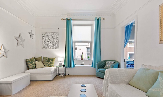 Millport Apartamento | Cozy corner ground floor flat close to the sea! 5 night minimum stay July/August