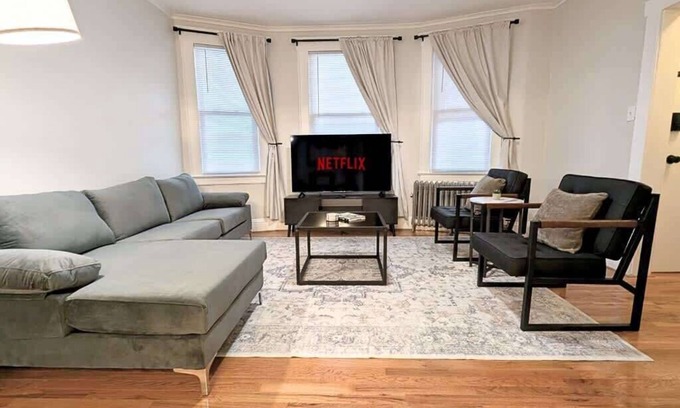 Orange Casa | Cozy Gem 15Min to EWR, 8min > NYC Train + Parking