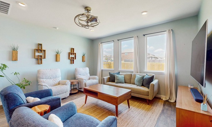 Georgetown Casa | Cozy Georgetown home with full kitchen, living room and enclosed backyard