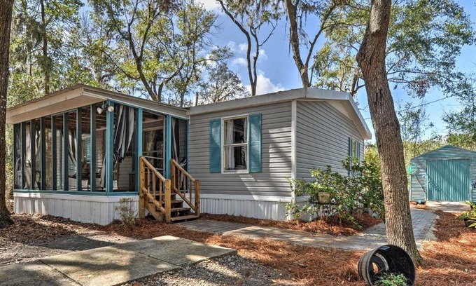 Midway Casa | Cozy Georgia Abode - Screened-In Porch and Fire Pit!
