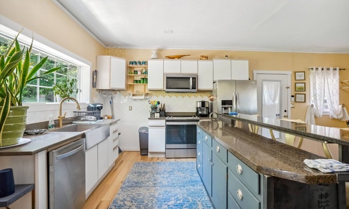 Morganton Cabina | Cozy getaway with deck, mountain views & hiking trails