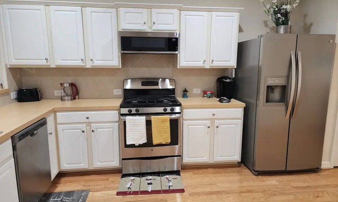 Houston Casa | Cozy Glen Abbey retreat-sleeps-6