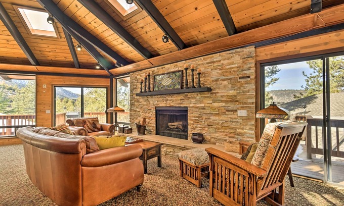Pine Mountain Club Cabina | Cozy 'Grand Woodland' Cabin w/ Mountain Views