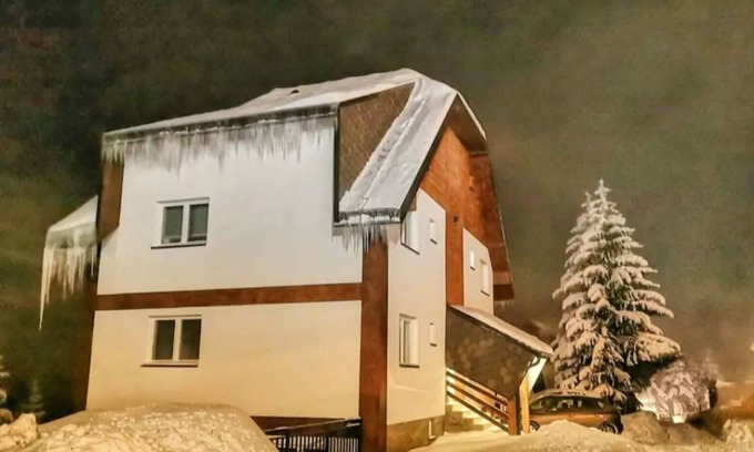 Kopaonik Apartamento | Cozy ground level apartment with outdoor access across from Kraljevi Čardaci.