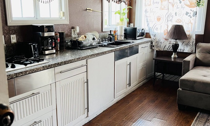 South Gate Apartamento | Cozy Guest Home in Central LA! Five minutes away from all major fwys: 710/105/5