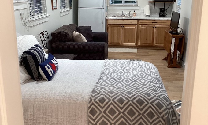 Camp Swift Casa | Cozy Guest House - Bastrop, TX Relax in the pines!