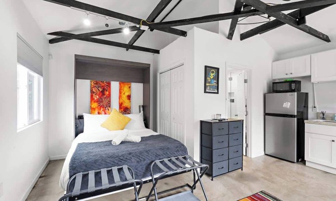 Pico - Robertson Casa | Cozy Guest Suite with Kitchenette Prime Location