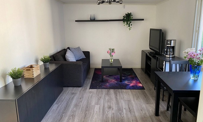 Vasteras Municipality Casa | Cozy guesthouse with room for 1-4 guests, pets allowed!