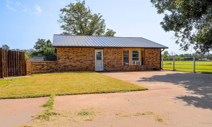 Kamay Otro | Pet & Horse Friendly 1 Bed 1 Bath Guesthouse On Farm w Pool Access Wichita Falls