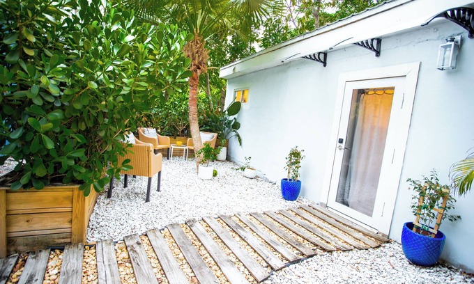 Little Haiti Cabaña | Cozy Guesthouse w/Free Parking less than 15mins from the beach!