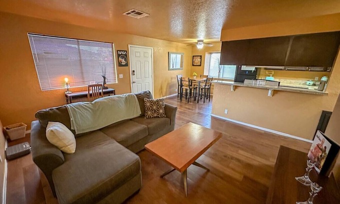 Paradise Casa | Cozy Harry Reid Airport apartment {pet friendly} five min from the Strip