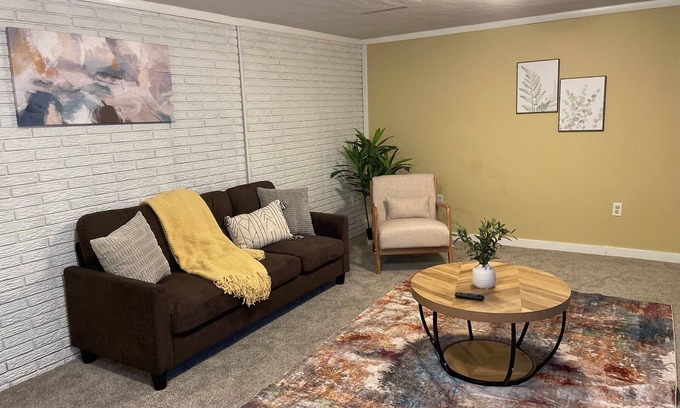 Ames Casa | Cozy Haven: Your Home Away from Home Spacious 5-bedroom house with AC and Wi-Fi