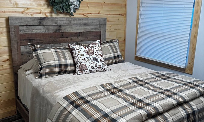 Waters Cabina | Cozy Heart Lake Cabin Gaylord MI