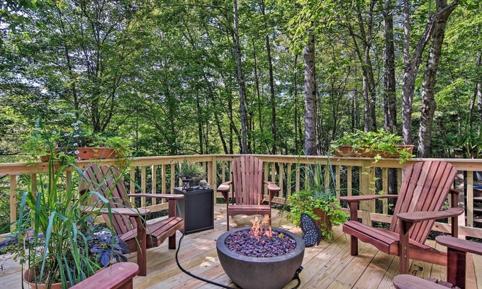 Black Mountain Casa | NUEVO-NC Hideaway w / Scenic Deck, 17 Mi. a Asheville