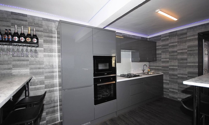 Woodingdean Casa | Cozy Hideaway With Hot Tub & Sauna Sleeps 7
