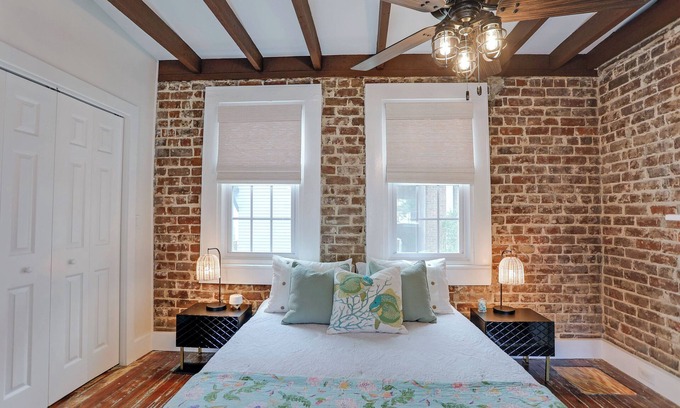 Historic District - North Apartamento | Cozy & Historic 1790 Guest House Steps to River St, Food, and Entertainment!